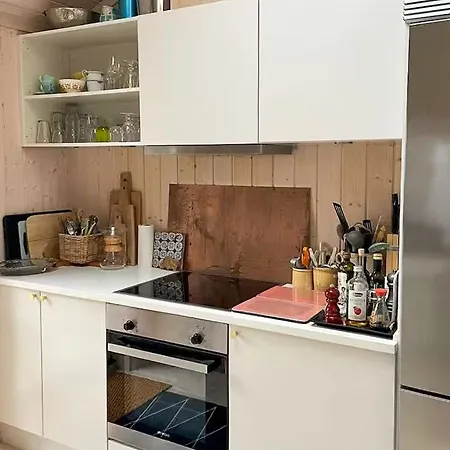 Сasa de vacaciones House With Cozy Corners In *