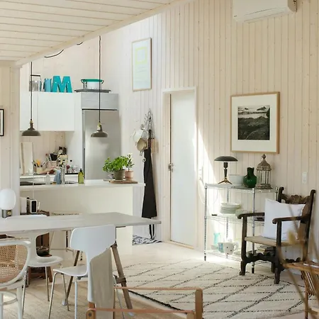 House With Cozy Corners In 티스빌델레제