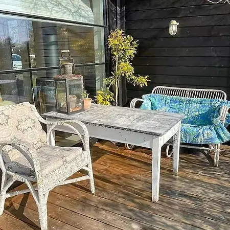 House With Cozy Corners In 티스빌델레제